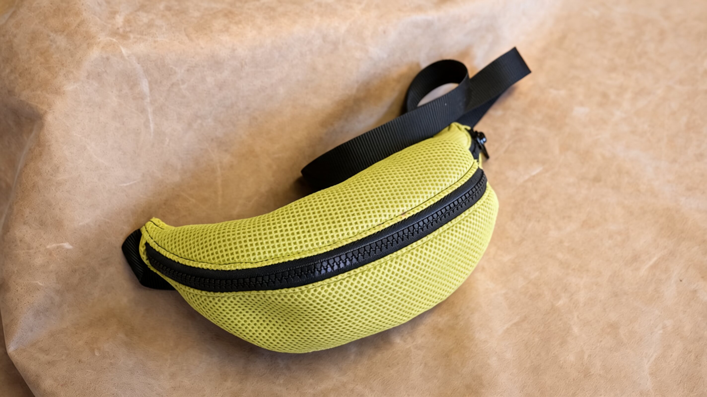 Bauchtasche in Gelbgrün aus Netzstoff